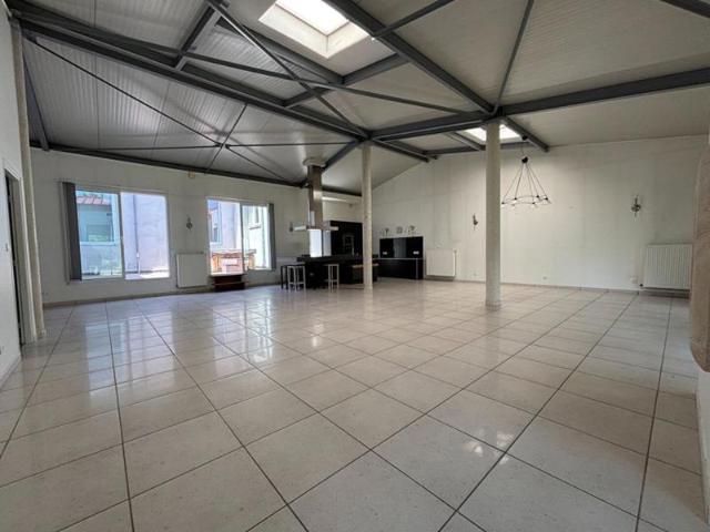 ensemble immobilier local commercial + habitation de caractére 6 pièce s 210 m2