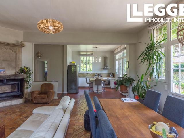 Ensemble immobilier polyvalent avec maison principale, studios, appartements et piscine