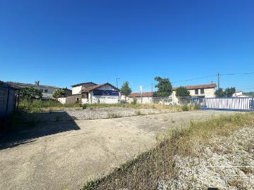 Ensemble immobilier professionnel avec terrain constructible en zone artisanale