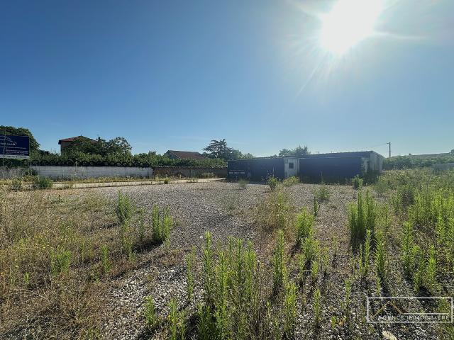 Ensemble immobilier professionnel avec terrain constructible en zone artisanale