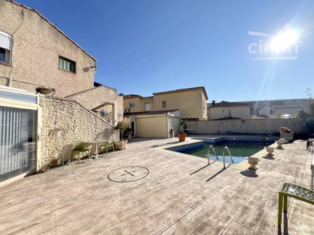 Ensemble immobilier rare – 350 m² sur 3 niveaux + piscine + dépendances