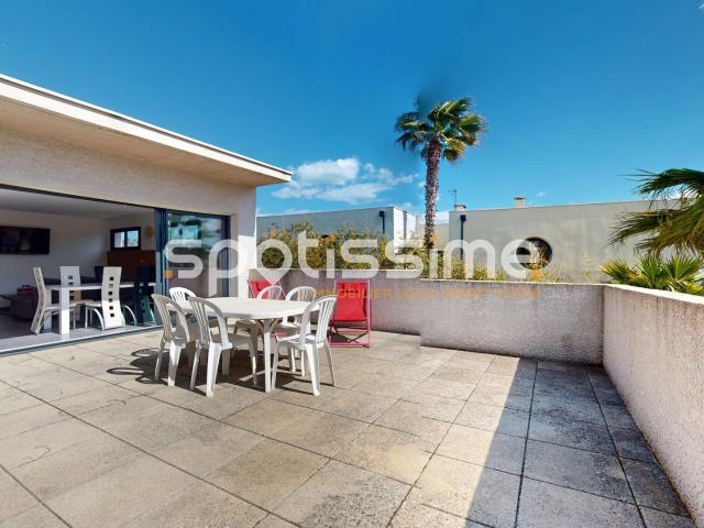 Ensemble immobilier rare en bord de mer Fort potentiel locat. 328m² Agde Cap d'Agde