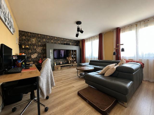Ensemble immobilier rénové comprenant une maison principale et un gîte avec piscine