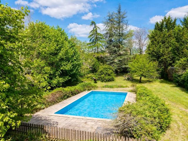 Ensemble immobilier Trois maisons, grand garage et piscine 358m² Saujac
