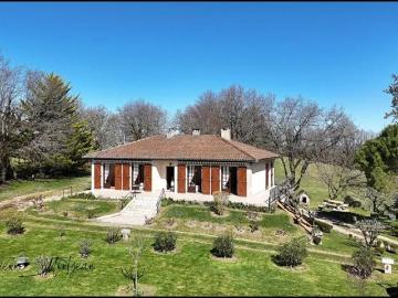 Ensemble immobilier, une maison, trois granges, deux ateliers, 24 hectare de terres