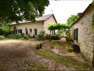 Ensemble immobilier, 140 m² habitables, deux maison, trois dépendances en pierre et 3.5 hectares de terrain