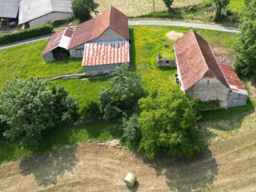 Ensemble immobilier, 2 granges en pierre sur 2 hectares de terrain