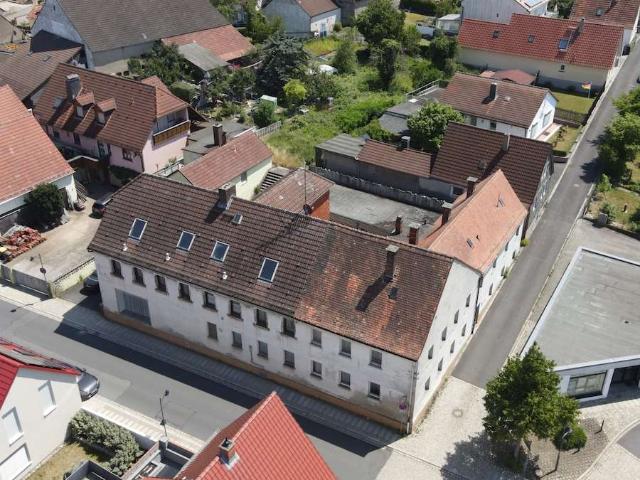Ensemble mit Entwicklungspotenzial: 2 Wohnhäuser / Ladengeschäft + Gartenbauplatz | Waldbüttelbrunn