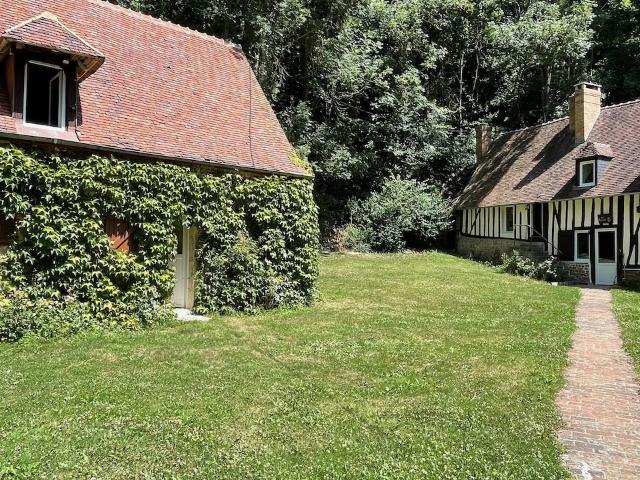 Ensemble Normand de charme en bord de rivière
