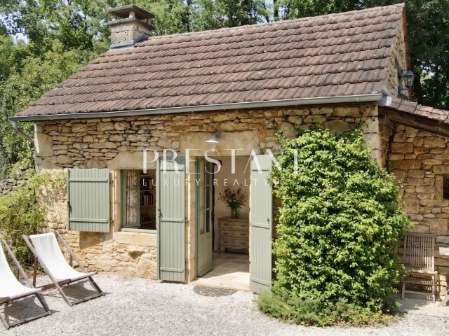 Ensemble périgourdin de caractère avec dépendances, idéaleme. 376m² Sarlat la Canéda