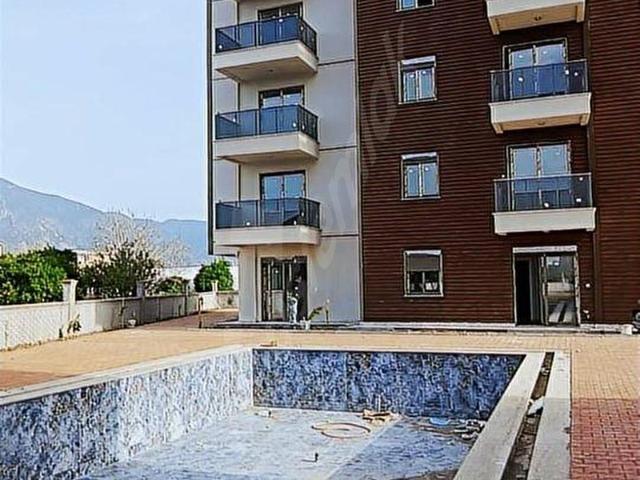 ŞENTÜRK EMLAKTAN FİNİKE HASYURTDA HAVUZLU DENİZE 390 MT 1+1 LER