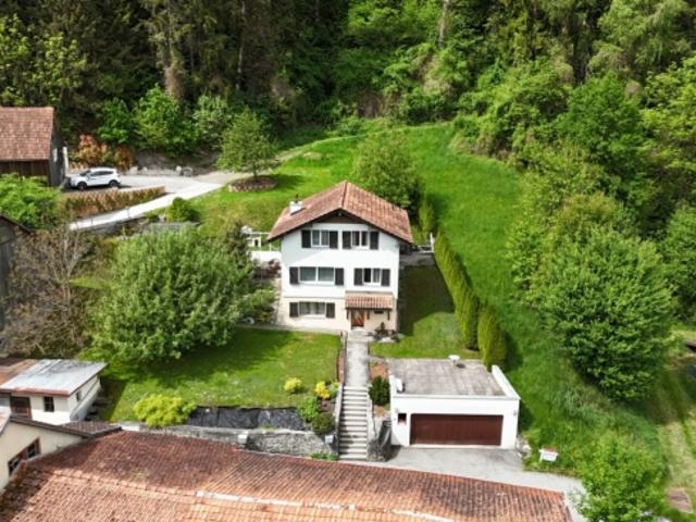 Freistehendes Einfamilienhaus mit Umschwung