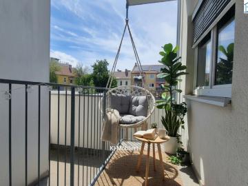 Entzückende 2 Zi Wohnung mit Balkon im Zentrum