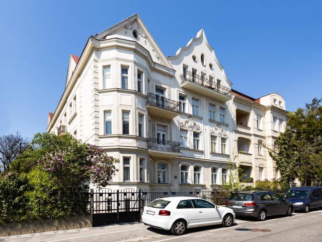 Entzückende 2 Zimmer Wohnung mit 2 Balkonen in stilvollem Altbau nahe Schönbrunn
