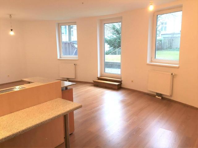 Entzückende und großzügige Garconniere mit großer, gartenseitiger Terrasse