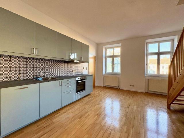 ENTZÜCKENDE MAISONETTE MIT TERRASSE IM KLASSISCHEN ALTBAU