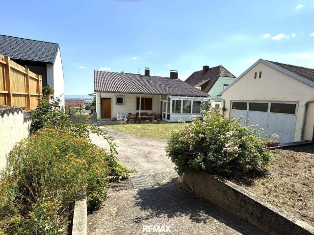 Entzückender Bungalow mit 2 Garagen