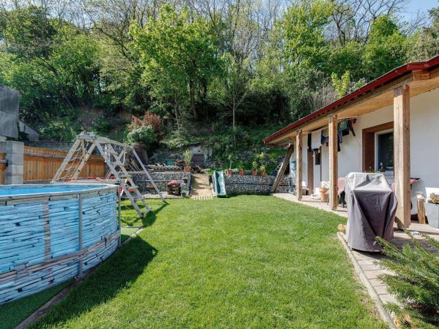 Entzückendes Einfamilienhaus mit 4 Zimmern, kleinem Waldhang und gepflegtem Sonnengarten