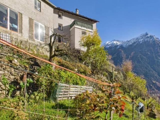 Entzückendes Einfamilienhaus in Marolta mit grossem Garten