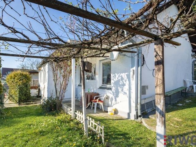 ENTZÜCKENDES KLEINFAMILIENHAUS MIT WEINKELLER / SCHÖNER GARTEN MIT TERRASSE, GRILLHÜTTE UND SCHUPFEN / VIEL POTENZIAL / RUHIGE SIEDLUNGSLAGE