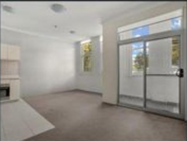 Enter via Queen Street HUGE LIGHT & BRIGHT 2 BEDROOM UNIT