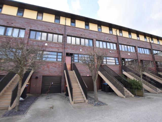 Enterprise Lane, Campbell Park 4 bed townhouse to rent £1,800 pcm £415 pw