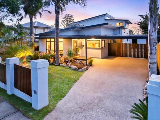 Entertain in Style Close to Town Location