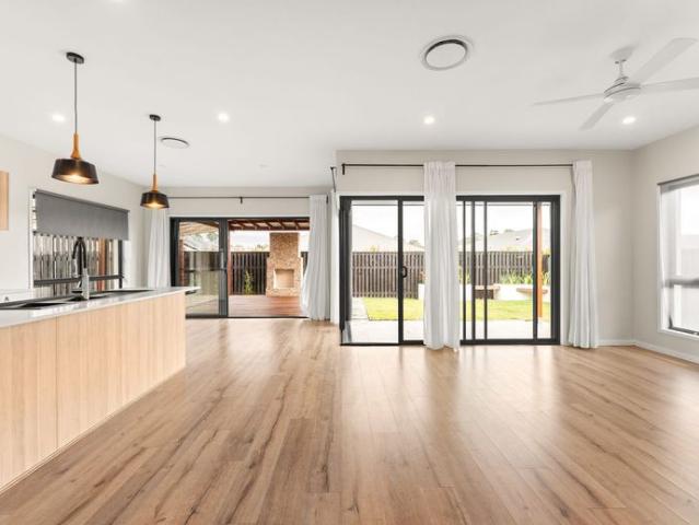 ENTERTAIN, RELAX & ENJOY SPACIOUS FAMILY LIVING IN LOGAN RESERVE