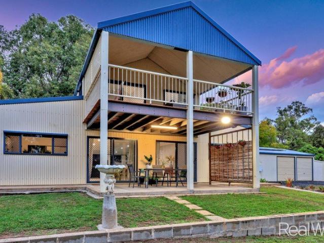 Entertain, Relax & Enjoy The Acreage Dream Only Minutes' From All Amenities!