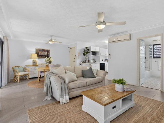 Huge 53m2 Courtyard 300m to Stunning Broadwater