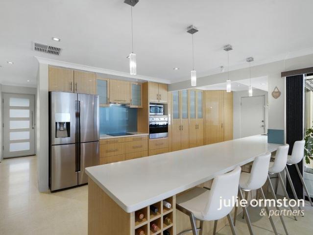 ENTERTAINERS' DELIGHT, COMPLETE WITH POOL AND MASSIVE KITCHEN!