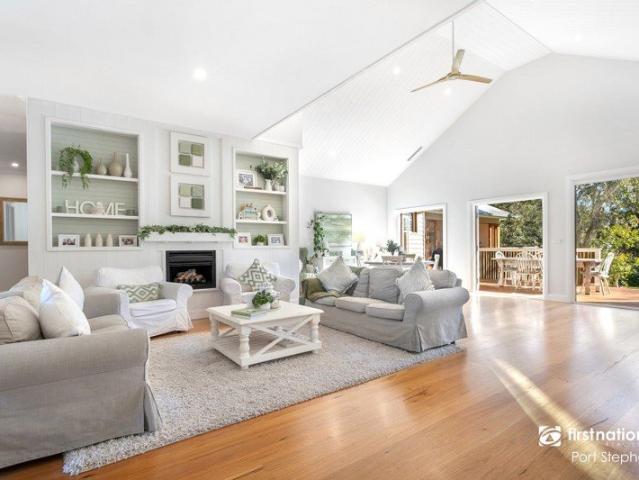 ENTERTAINERS DELIGHT CUSTOM BUILT FAMILY RESIDENCE ON ONE ACRE
