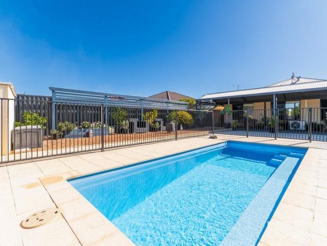 Entertainer's Dream on a Huge 705sqm Block!