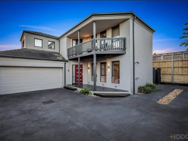 ENTERTAINER'S OASIS | WATER VIEWS | BAY VIEWS UNDER 300M TO THE SAND