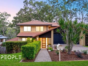 Entertainer's Paradise Backing onto Bushland