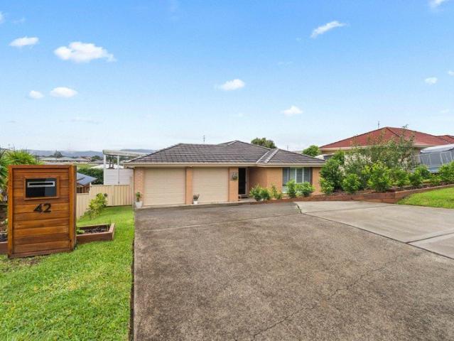 Entertainer's Paradise with Poolside Comfort