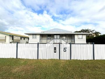 Entertainer's Queenslander with Pool, Spa & Massive Shed in Central Bowen