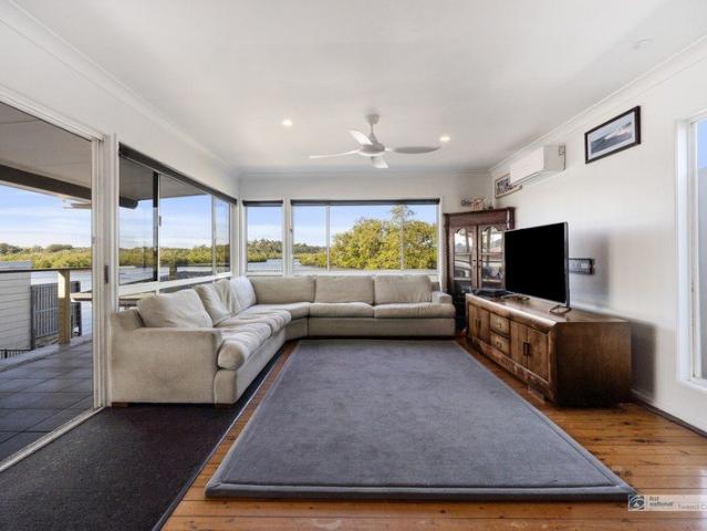 Entertainer's Waterfront Paradise