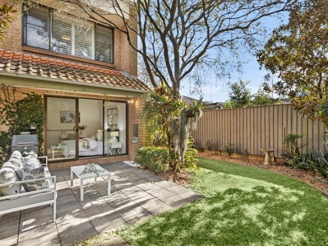 Entertainers townhouse with private garden and scenic views