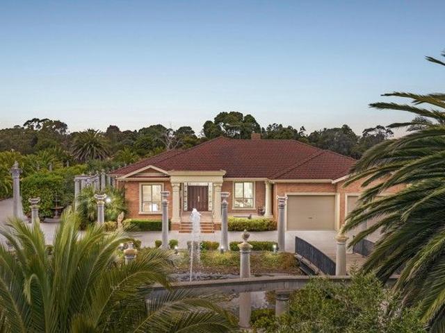 Entertaining luxury on 5 acres approx