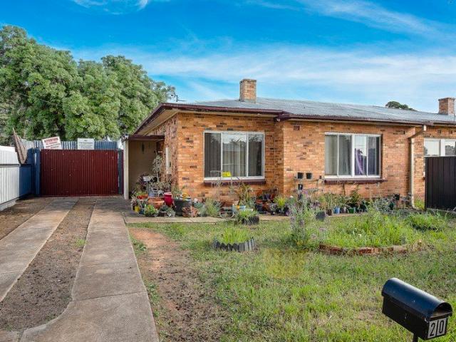 Enticing First Home or Rewarding Investment Opportunity!
