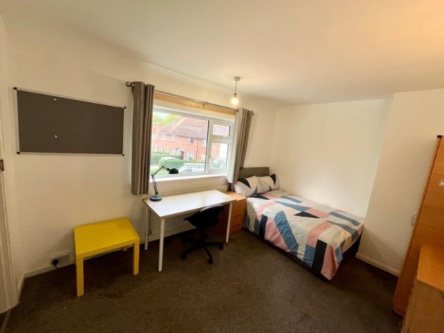 Entire 2 Bed House | Beeston | Walk to UoN | £130