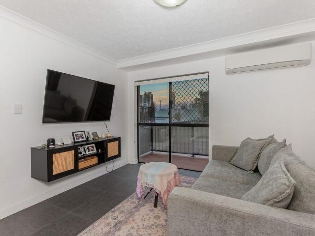 Entire 2 Bedroom Apartment, Close to Uni and Transport