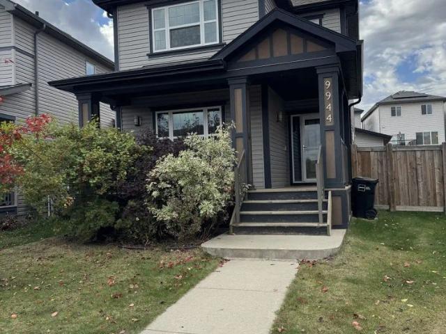 ENTIRE HOME: Pet friendly, heated&epoxied garage, 3 Bed 2.5 Bath — 3 Bedrooms+ Den House