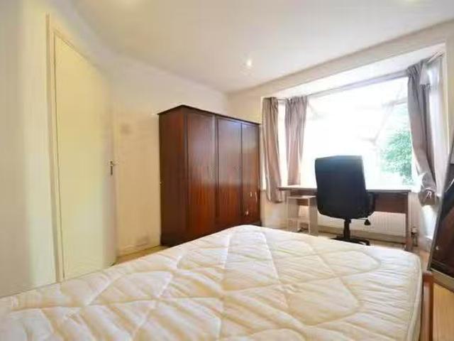 Entire Place·4B2B···56 Quinton Road, Harborne 4 bedrooms 2 bat.
