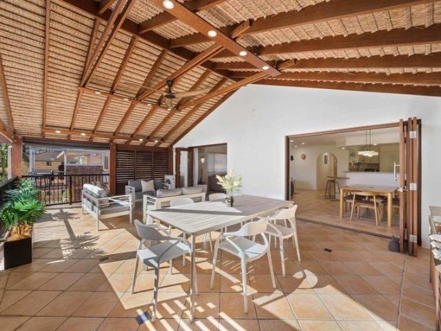 ENTIRE TOP FLOOR HOUSE SIZED 278M2 HUGE OUTDOOR ENTERTAINING BOUTIQUE BUILDING OF ONLY 5