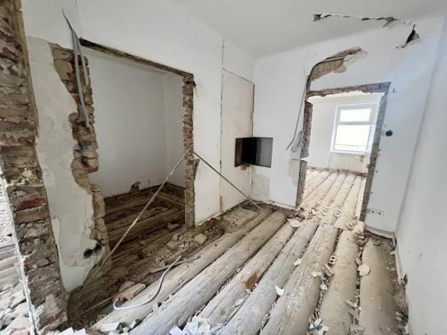 Entkernte 2,5 Zimmer Wohnung mit 2 separat begehbaren Zimmern und großem Gestaltungspotenzial!