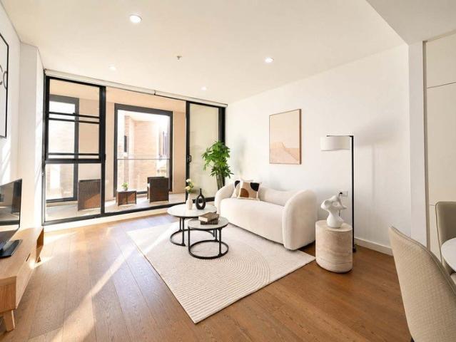 ENTRANCE AT GATE W1 | 2 Bedroom Apartment | Timber Floor | Prime Location