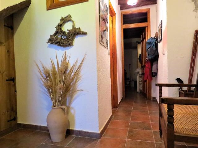 Entrada a la casa a través de la puerta del pajar 141m² Bérchules
