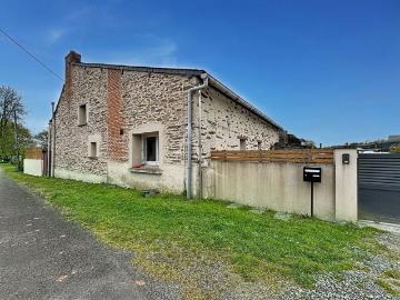 Entre Vern d'Anjou et Angrie Charmante longère rénovée avec beaux volumes et cachet